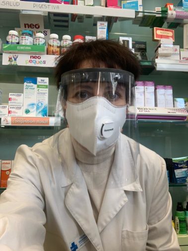 Estela Medrano Senosiain con protección Covid-19